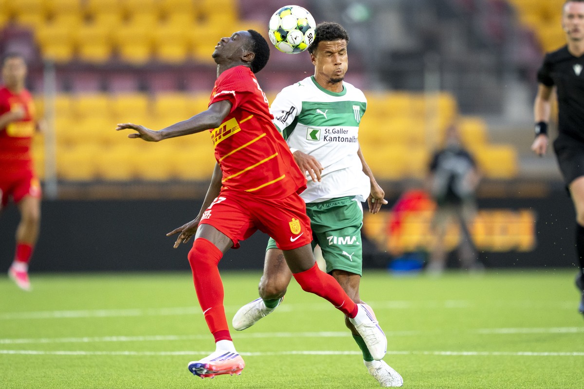 epa13181512 FC Nordsjaelland's Lamine Sadio and FC St. Gallen's Chima Okoroji (R) in action during the UEFA Conference League play-offs first leg soccer match between FC Nordsjaelland and FC ...