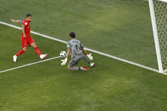 Belgium&#039;s Eden Hazard, left, challenges Panama goalkeeper Jaime Penedo during the group G match between Belgium and Panama at the 2018 soccer World Cup in the Fisht Stadium in Sochi, Russia, Mond ...