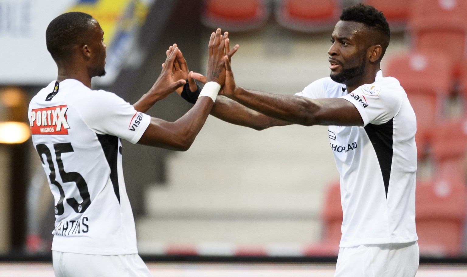 Le milieu bernois Christopher Martins, gauche, et l&#039;attaquant bernois Jean-Pierre Nsame, droite, celebrent le 1 a 0 lors de la rencontre de football de Super League entre Neuchatel Xamax FCS et B ...