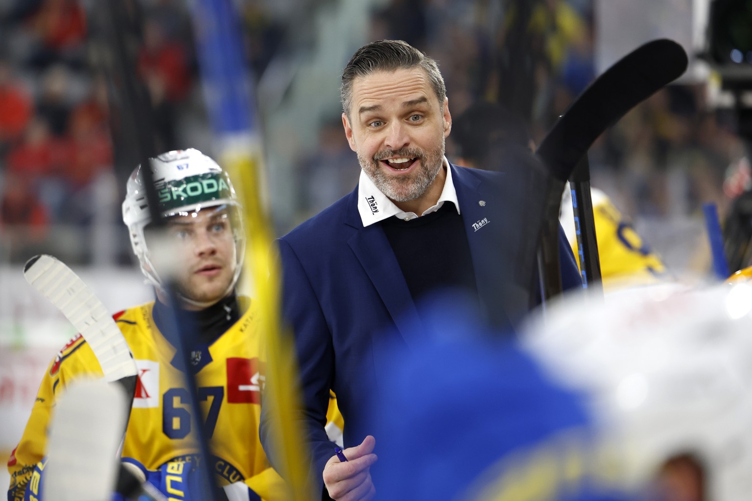 Davos Cheftrainer Josh Holden im Eishockey Meisterschaftsspiel der National League zwischen dem EHC Biel und HC Davos, am Donnerstag, 29. Februar 2024, in der Tissot Arena in Biel. (KEYSTONE/Peter Kla ...