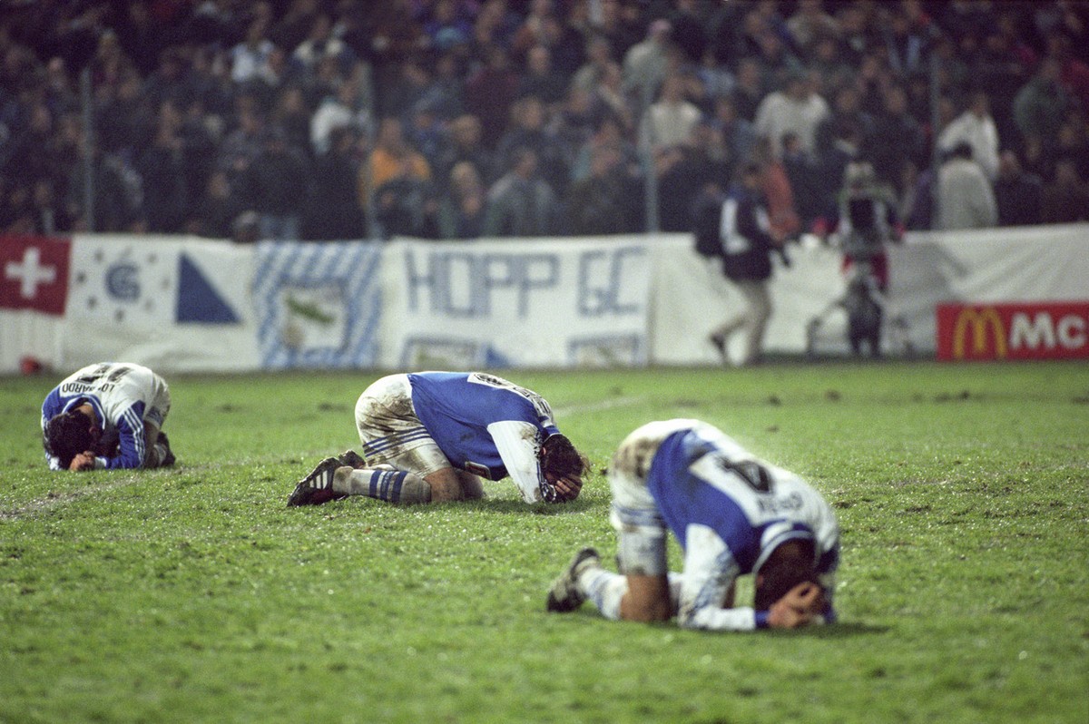 Massimo Lombardo, Nestor Subiat und Mats Gren, von links, von den Grasshoppers liegen enttaeuscht auf dem Rasen nachdem das Gruppenspiel der UEFA Champions League vom 4. Dezember 1996 Ajax Amsterdam i ...