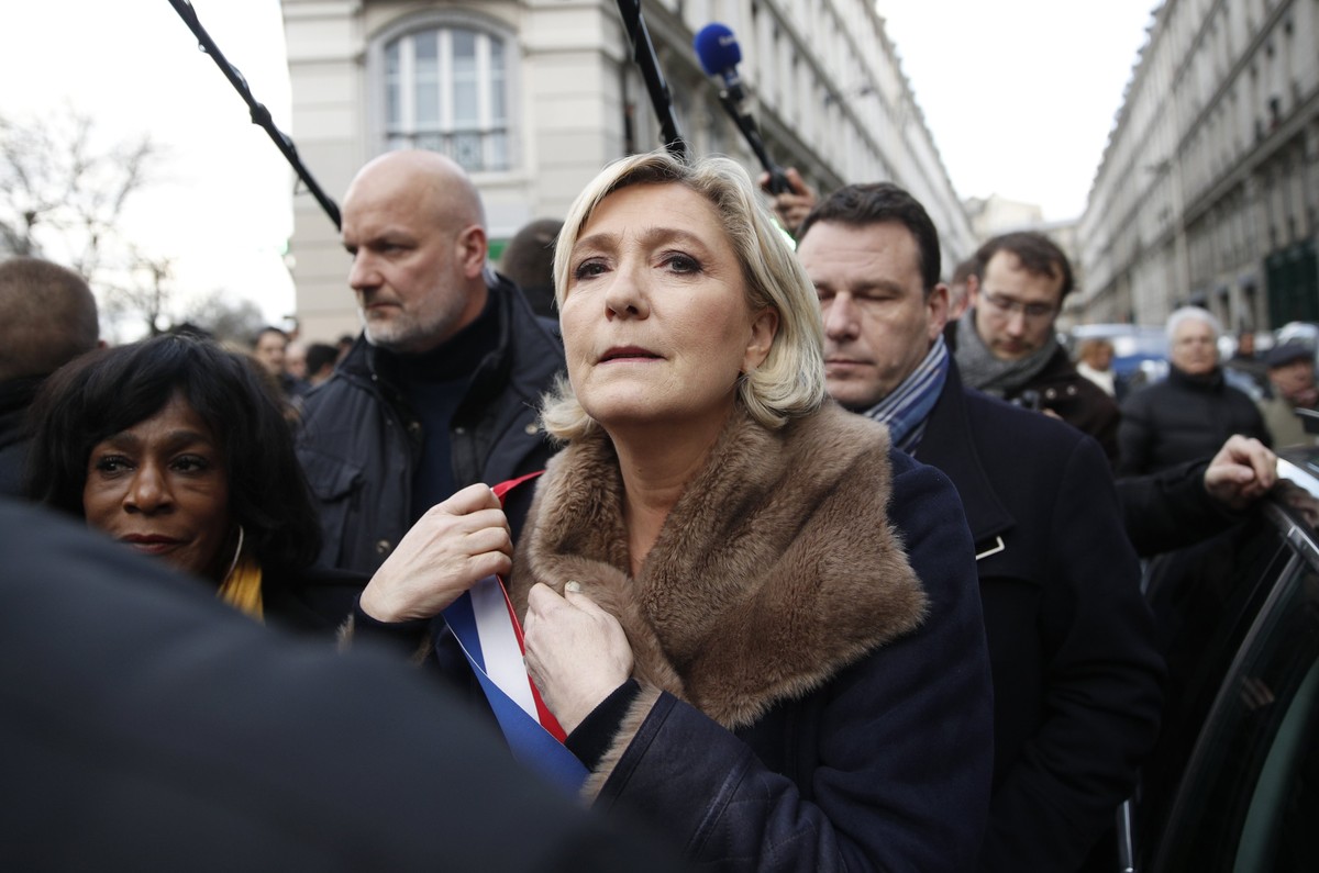 epa06634742 'Front National' (FN) party president Marine Le Pen (C) attends a silent march of a huge crowd in Paris, France, 28 March 2018, in commemoration of Mireille Knoll, an 85-year-old ...