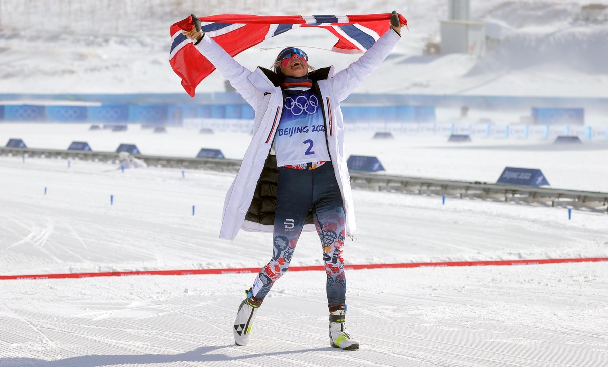 epa09773817 Therese Johaug of Norway celebrates after winning the Women's 30km Mass Start race at the Zhangjiakou National Cross-Country Skiing Centre at the Beijing 2022 Olympic Games, Zhangjiak ...