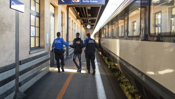 ZUR ARBEIT DER GRENZWACHE STELLEN WIR IHNEN HEUTE FOLGENDES NEUES BILDMATERIAL ZUR VERFUEGUNG --- Members of the Swiss Border Guard Corps accompany an asylum seeker who entered Switzerland by train wi ...