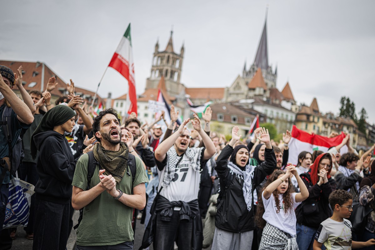 Des personnes manifestent contre les guerres et l'imperialisme lors d'une marche antifasciste et antisioniste ayant rassemble environ 850 personnes, ce samedi 11 avril 2026 a Lausanne. (KEYS ...