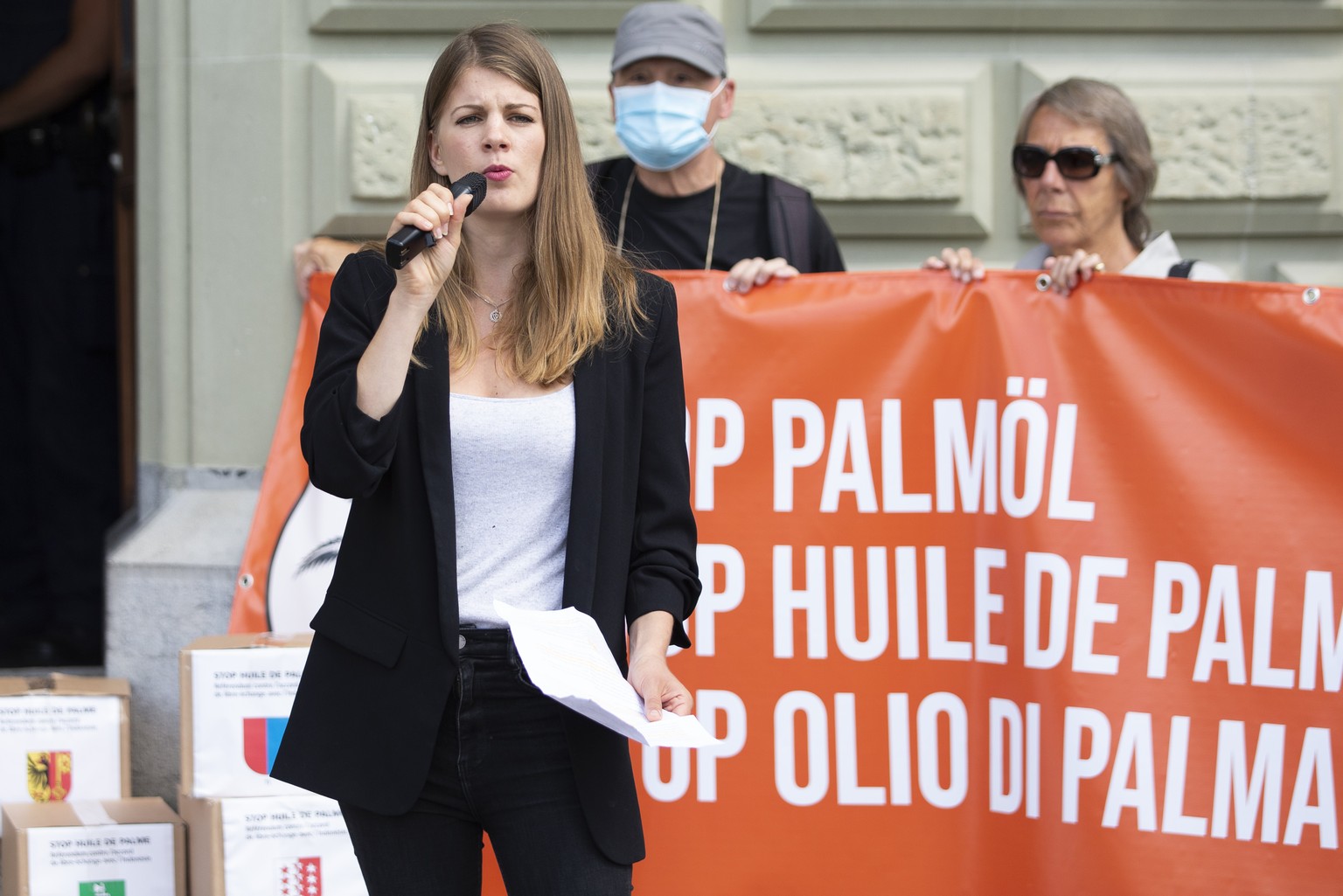 Ronja Jansen, Praesidentin JUSO, spricht bei der Einreichung des Referendums &quot;Stop Palmoel&quot; gegen das Freihandelsabkommen mit Indonesien, am Montag, 22. Juni 2020 in Bern vor der Bundeskanzl ...