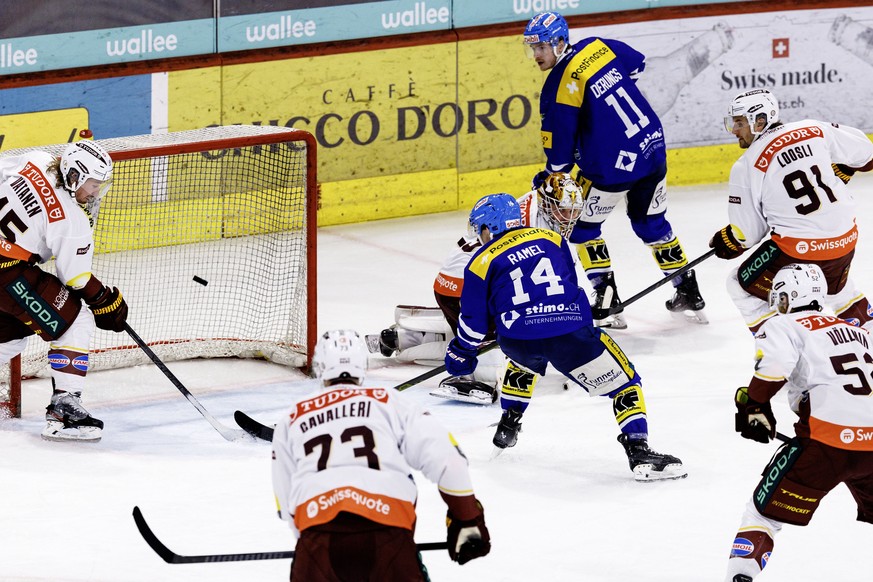 EHC Kloten Stuermer Mischa Ramel (#14) trifft zumm 2-2 waehrend dem Eishockey-Meisterschaftsspiel der National League zwischen den Teams EHC Kloten und Geneve-Servette HC am Freitag, 6. Dezember 2024, ...