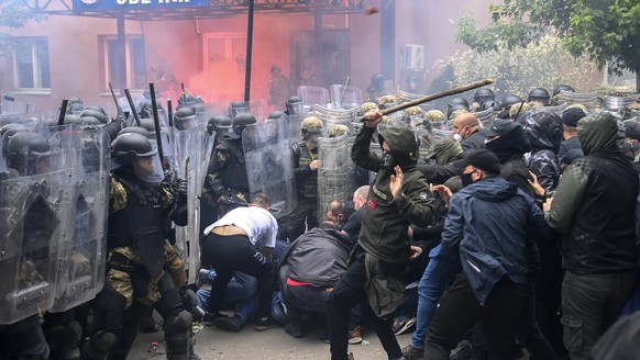 epa10662197 Soldiers of the NATO-led international peacekeeping force Kosovo Force (KFOR) clash with ethnic Serbs in front of the municipal building in Zvecan, Kosovo, May 29, 2023. Protests and clashes…