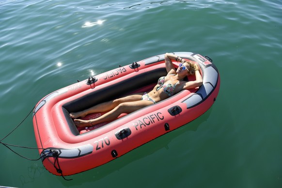 Michelle geniesst den heissen Sommertag mitten im Herbst in ihrem Schlauchboot auf dem Zuerichsee bei Zuerich am Donnerstag, 8. September 2016. (KEYSTONE/Walter Bieri)