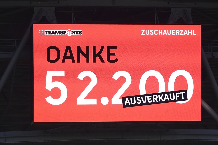 Fußball 2. Bundesliga 26. Spieltag Fortuna Düsseldorf - Hamburger SV am 31.03.2023 in der Merkur Spiel-Arena in Düsseldorf Anzeigetafel / Videowand Zuschauer / Besucher / Fans 52.200 DFL regulations p ...