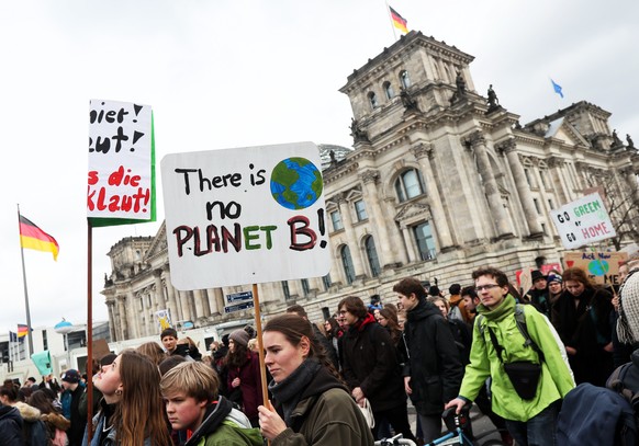 epa07439534 Thousands of students take part in a demonstration against climate change near the Reichstag, in Berlin, Germany, 15 March 2019. Students across the world are taking part in a massive glob ...