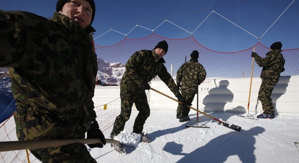 Swiss Military prepares the Hundschopf ahead of the second downhill training session at the FIS Ski World Cup at the Lauberhorn in Wengen, Switzerland, Thursday, January 15, 2009. (KEYSTONE/Alessandro ...