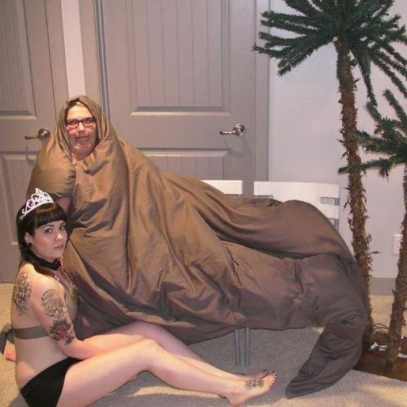 Klaro! Das ist Jabba der Hutte mit Prinzessin Leia zu seinen ... äh .. Füssen.