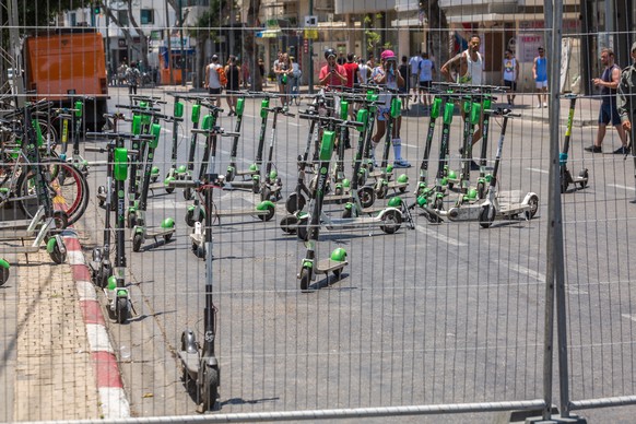 Ein Rudel E-Scooter in freier Wildbahn.