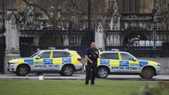 epa05863734 Armed police following major incidents outside the Houses of Parliament in central London, Britain 22 March 2017. Scotland Yard said on 22 March 21017 the police were called to a firearms incident in the Westminister palace grounds and on Westminster Bridge amid reports of several people injured in central London.  EPA/WILL OLIVER