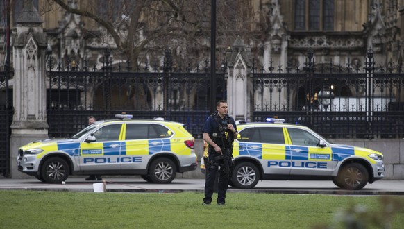 epa05863734 Armed police following major incidents outside the Houses of Parliament in central London, Britain 22 March 2017. Scotland Yard said on 22 March 21017 the police were called to a firearms  ...