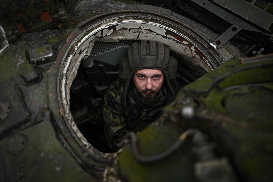 Ukrainische Soldaten der 17. Panzerbrigade bereiten ihre T-64-Kampfpanzer auf den Kampf vor.