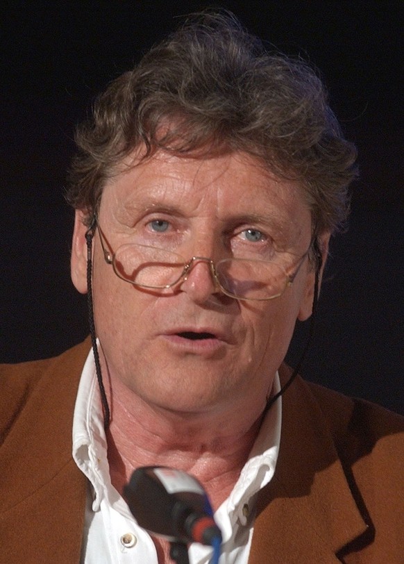 Michael Schacht als Maloney erfreut die Medien mit einem kurzen live Auftritt an der Medienkonferenz vom SR DRS, am Dienstag, 27. April 2004 in Zuerich. Die Jahresrechnung von SR DRS verzeichnet einen ...