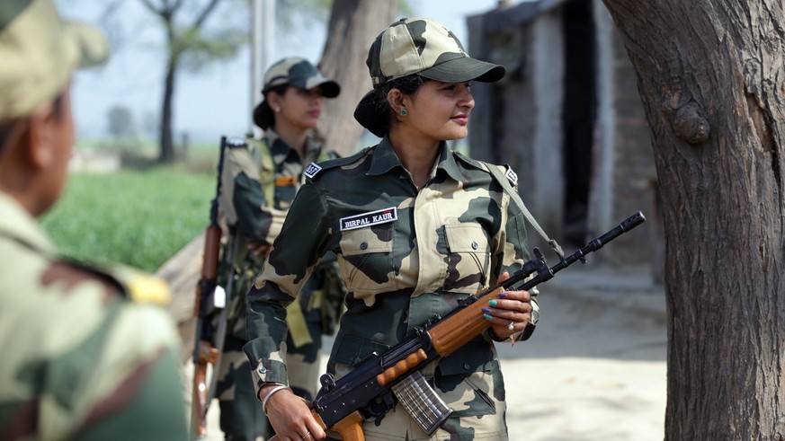 epa06588616 A female Indian Border Security Force&#039;s (BSF) soldier on duty at the India-Pakistan border during International Women&#039;s Day near Border Outpost Pul Moran, some 37 km from Amritsa ...