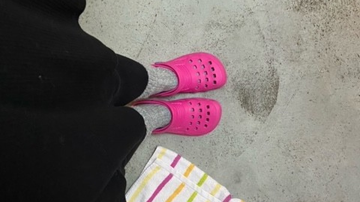Die Crocs der Baby-Station sind pink. Diejenigen der Quarantänestation giftgrün.