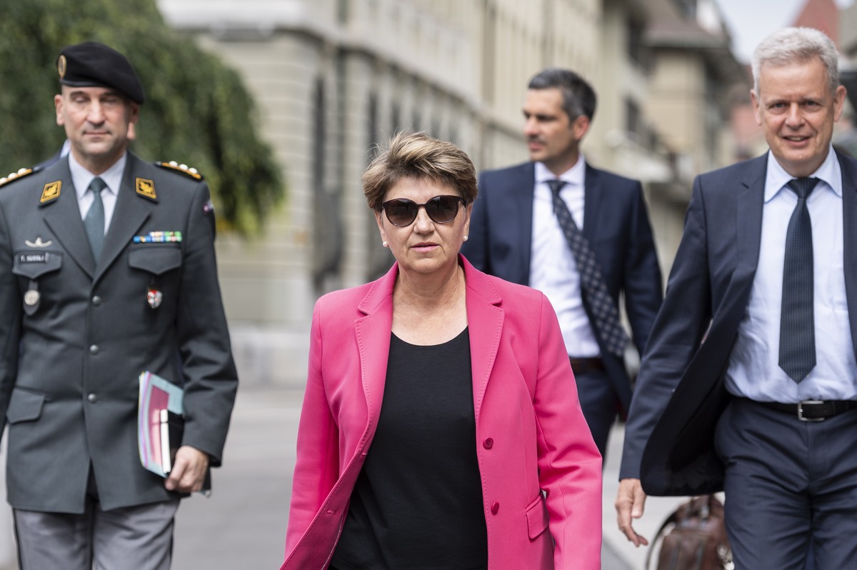 epa09313492 Swiss Federal Councillor Viola Amherd (C) walks with Armed Forces Chief Martin Sonderegger (R), and Armed Forces Chief Thomas Suessli (L) to the media conference to announce the government ...