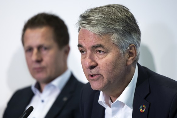 Alec von Graffenried (Stadtpraesident Bern), vorne, und Christoph Spycher (YB-VR-Delegierter Sport) informieren ueber den geplanten regionalen Fussballcampus Roerswil, am Dienstag, 23. April 2024 im S ...