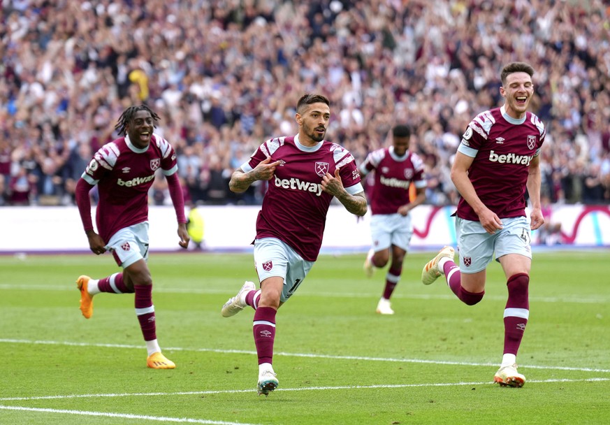 West Ham United&#039;s Manuel Lanzini, centre, celebrates scoring his side&#039;s third goal of the game, during the English Premier League soccer match between West Ham United and Leeds United, at th ...