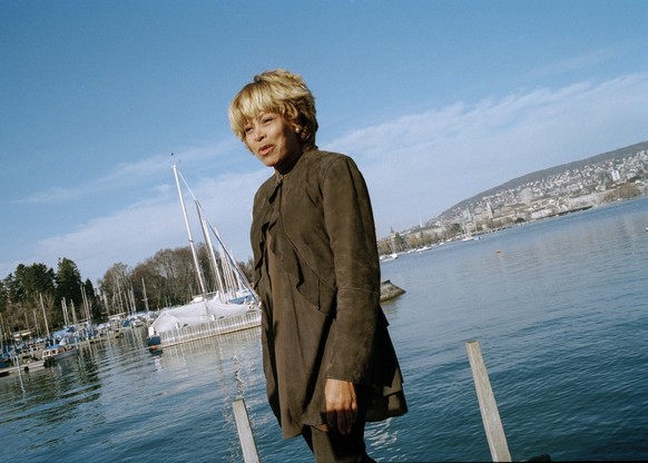 Rockstar Tina Turner, who recently moved to Zurich, Switzerland, pictured at Zurich lake in Zurich-Enge on February 7, 1995, after her press conference. (KEYSTONE/Str)

Rockstar Tina Turner, die ihren ...