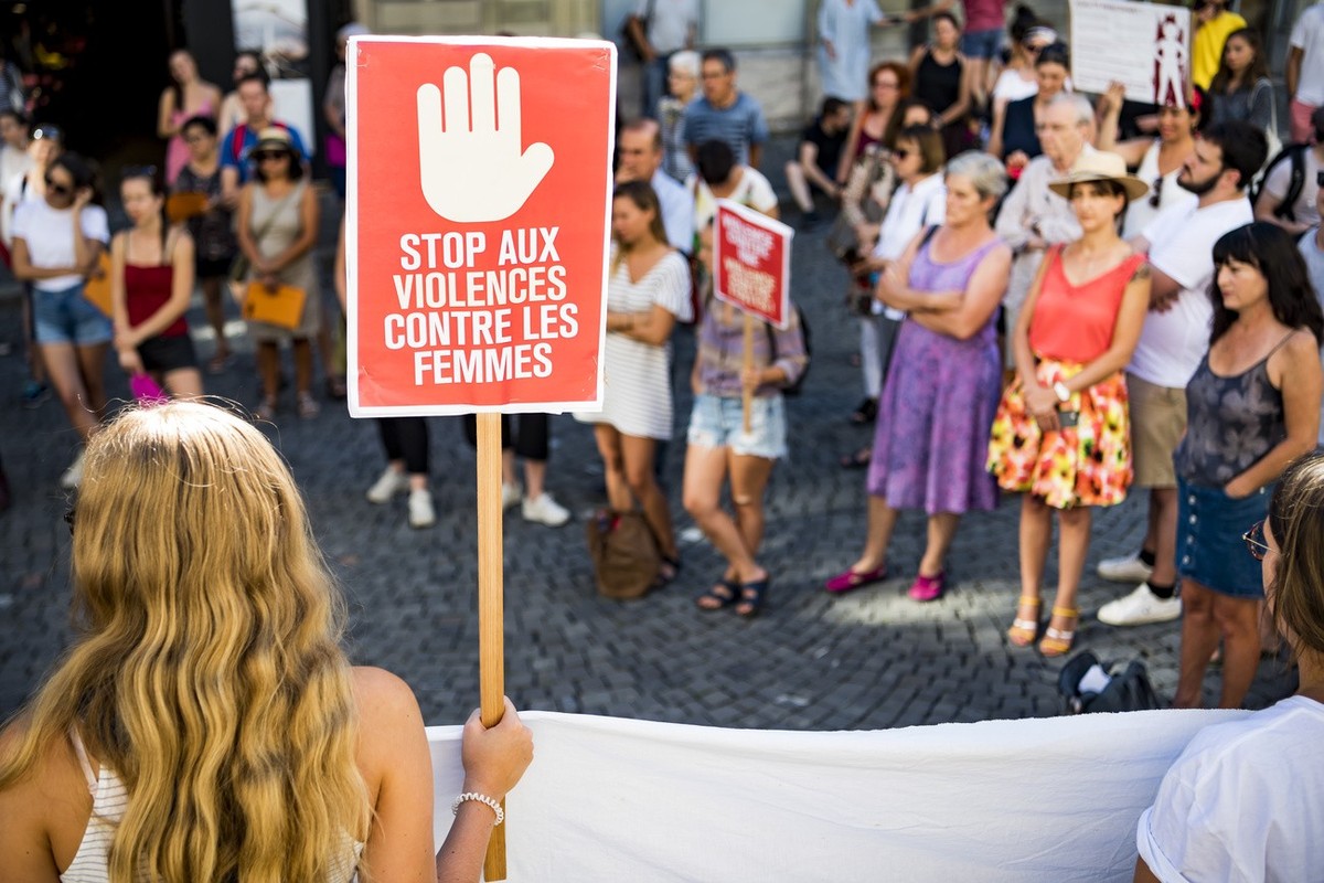 Des personnes manifestent lors d'un rassemblement pour soutenir les femmes #toutespourune, organisee par a Jeunesse socialiste suisse, JSS ou JUSO, dans plusieurs villes de suisse suite a l' ...