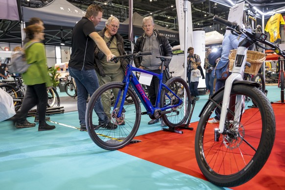 Un representant donne des infomations sur un velo electrique a des visiteurs, lors de la 13eme edition de la foire Les Automnales, ce vendredi 11 novembre 2022 a Palexpo Geneve. les Automnales investi ...