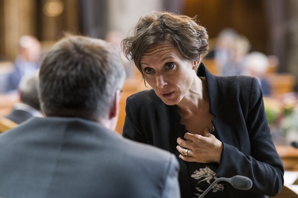 Pascale Bruderer, SP-AG, rechts, diskutiert mit Christian Levrat, SP-FR, an der Herbstsession der Eidgenoessischen Raete, am Mittwoch, 11. September 2019 im Staenderat in Bern. (KEYSTONE/Alessandro de ...