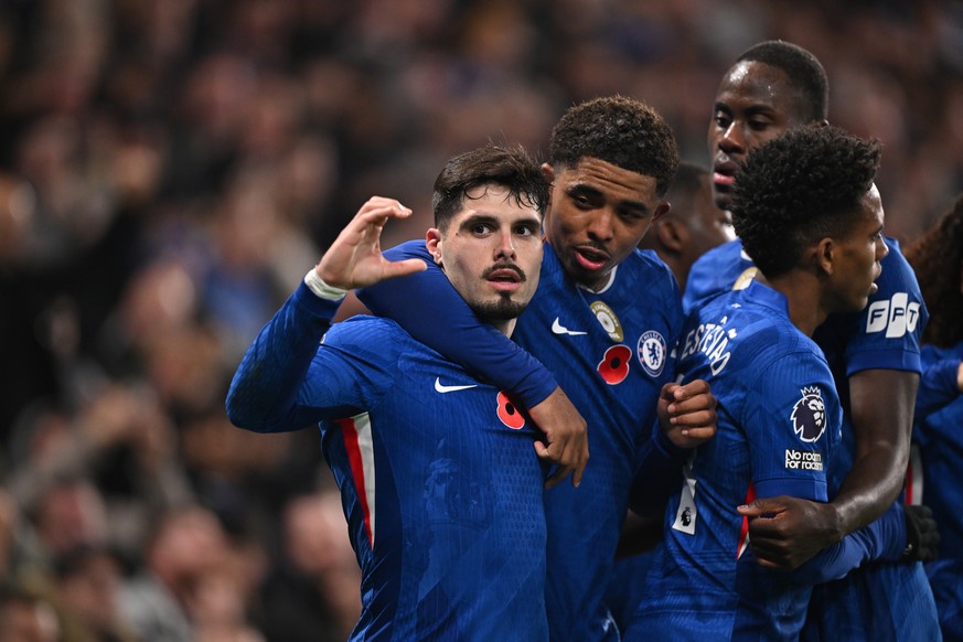 epa12512974 Chelsea&#039;s Pedro Neto (L) celebrates with his teammates after scoring the 3-0 goal during the English Premier League match between Chelsea FC and Wolverhampton Wanderers, in London, Br ...