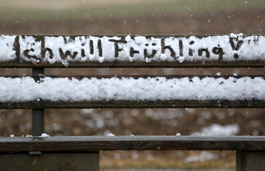 &quot;Ich will Frühling!&quot; hat ein Unbekannter am 07.03.2017 in den Schnee auf einer Rueckenlehne einer Bank bei Tigerfeld (Baden-Wuerttemberg) geschrieben. (zu dpa: &quot;Wetter&quot; vom 07.03.2 ...