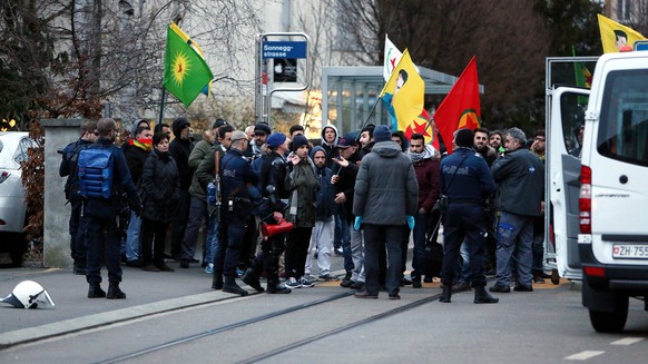 Sechs Personen wurden verhaftet.