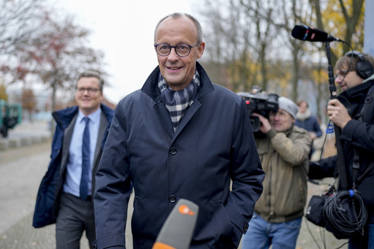 German opposition leader and Christian Union parties floor leader Friedrich Merz arrives for a meeting with German Chancellor Olaf Scholz at the chancellery in Berlin, Thursday, Nov.7, 2024. (AP Photo ...
