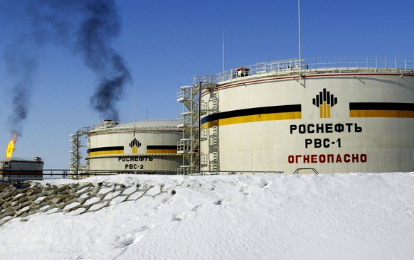 FILE - A view of reservoirs of Russian state-controlled oil giant OAO Rosneft, at Priobskoye oil field near Nefteyugansk, in western Siberia, Russia, April 5, 2006. (AP Photo/Misha Japaridze, File)
Vi ...