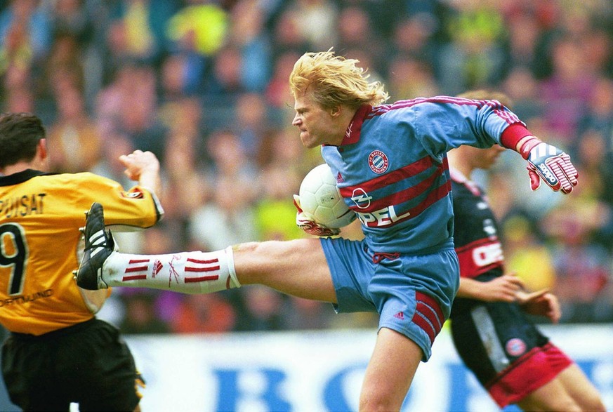 Torwart Oliver Kahn Bayern verliert die Beherrschung und gef�hrdet vors�tzlich mit gestrecktem Bein die Gesundheit von Stephane Chapuisat BVB, li.