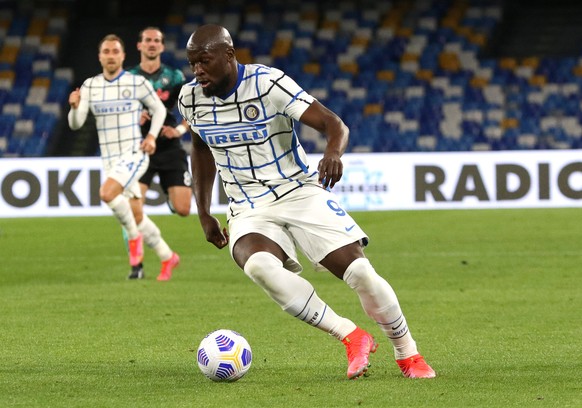 epa09144344 Inter&#039;s Romelu Lukaku in action during the Italian Serie A soccer match between SSC Napoli and Inter Milan at Diego Armando Maradona stadium in Naples, Italy, 18 April 2021. EPA/CESAR ...