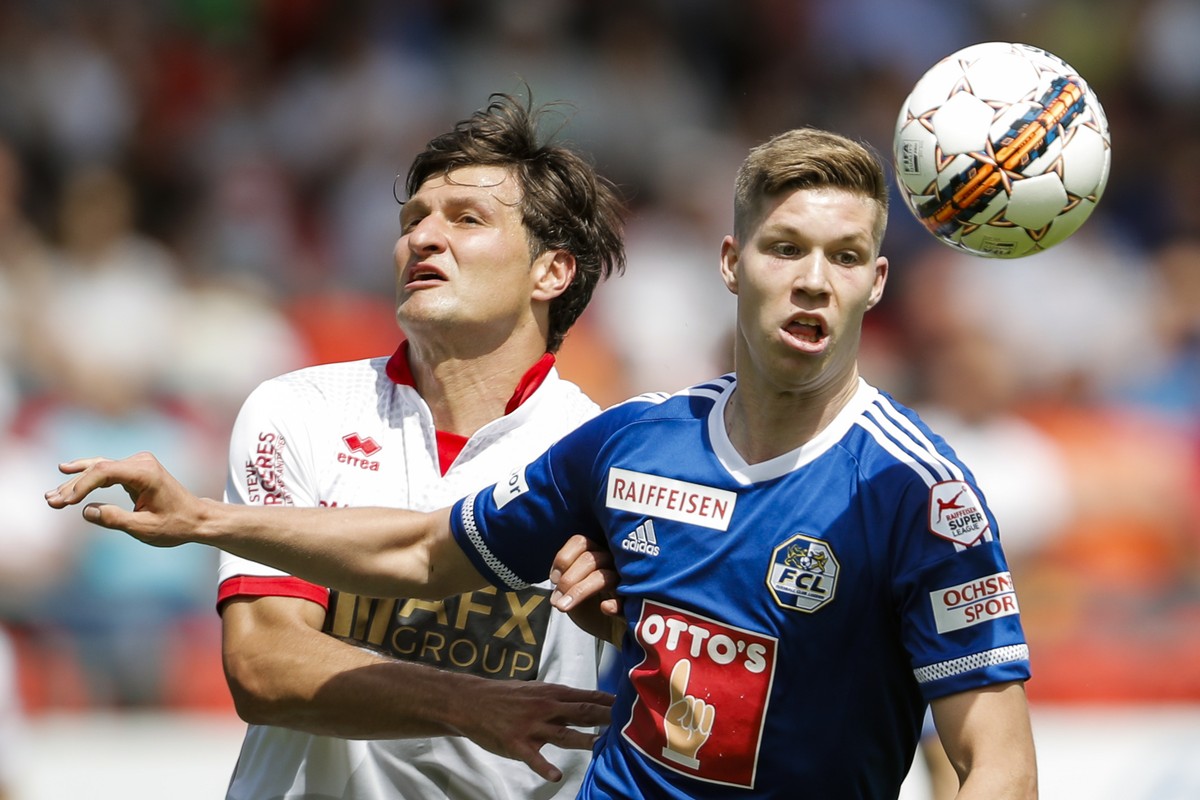 Le joueur sedunois Veroljub Salatic, a gauche, lute pour la balle contre le joueur lucernois Cedric Itten, a droite, lors de la rencontre de football de Super League entre le FC Sion et le FC Lucerne, ...