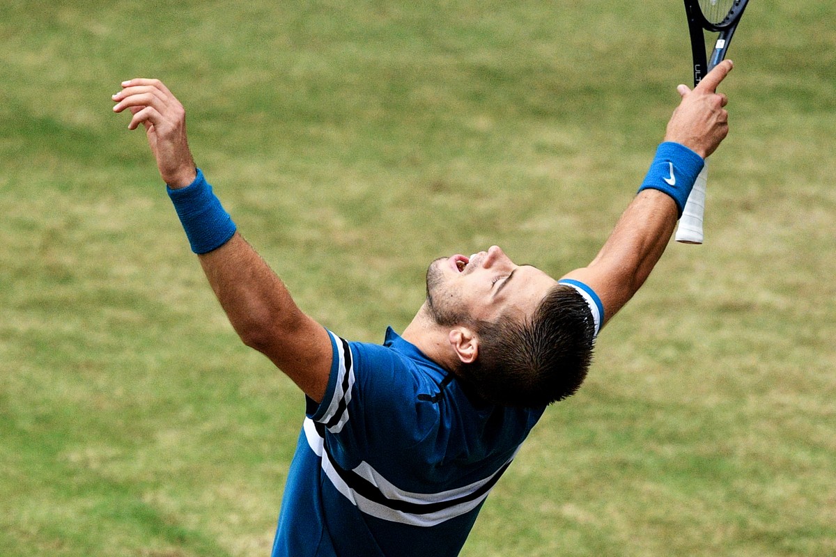 epa06835957 Borna Coric from Croatia celebrates after defeating Roger Federer from Switzerland in the final match of the ATP Tennis Tournament Gerry Weber Open in Halle (Westphalia), Germany, 24 June ...
