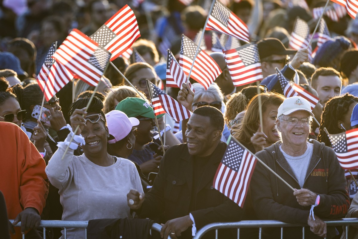 epa11691520 Supporters of US Vice President and current Democratic presidential nominee Kamala Harris wait to hear her speak during her 'closing arguments' rally on the Ellipse in Washington ...