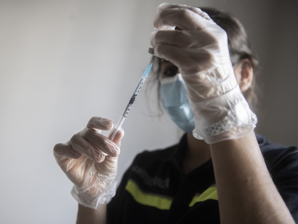 Der Impfstoff fuer die vierte Impfung gegen das Coronavirus wird vorbereitet, am Mittwoch, 12. Oktober 2022, im Impfzentrum Lugano Besso in Lugano. (KEYSTONE/Ti-Press/Samuel Golay)