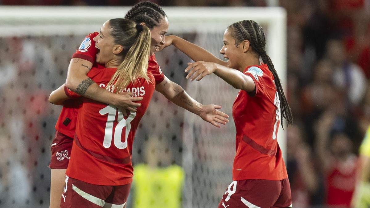 Switzerland's Viola Calligaris, front left, Switzerland's Geraldine Reuteler, back left, and Switzerland's Iman Beney, right, celebrate after the UEFA Women's EURO 2025 Group A soc ...