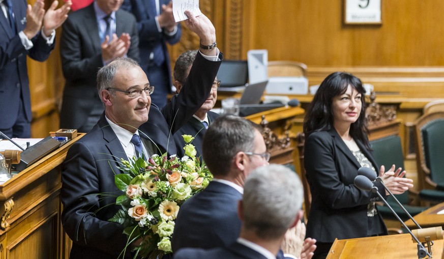 Der neugewaehlte Bundesrat Guy Parmelin, Mitte, winkt in Richtung Tribuene bevor er der Vereinigten Bundesversammlung Annahme der Wahl erklaert, waehrend den Bundesratswahlen am Mittwoch, 9. Dezember  ...