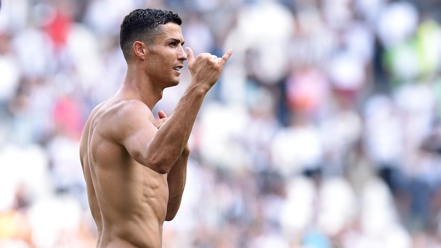 epa07025260 Juventus&#039;s Cristiano Ronaldo celebrate the victory at the end of the italian Serie A soccer match Juventus FC vs US Sassuolo at Allianz Stadium in Turin, Italy, 16 September 2018. EPA ...