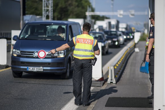 epa06028715 Border police check cars at the control station Schwarzbach on the motorway between Salzburg and Munich (A8) near Bad Reichenhall, Germany, 14 June 2017. Checks at the German border to Aus ...