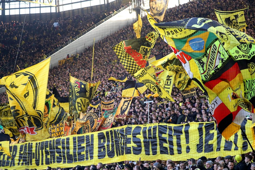 epa06478851 Dortmund fans cheer for their team during the German Bundesliga soccer match between Borussia Dortmund and SC Freiburg in Dortmund, Germany, 27 January 2018. EPA/FRIEDEMANN VOGEL EMBARGO C ...