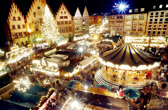 Thousands of people visit the christmas market of Frankfurt, central Germany, on the last Saturday before Christmas, Dec. 20, 2003. (KEYSTONE/AP Photo/Michael Probst)