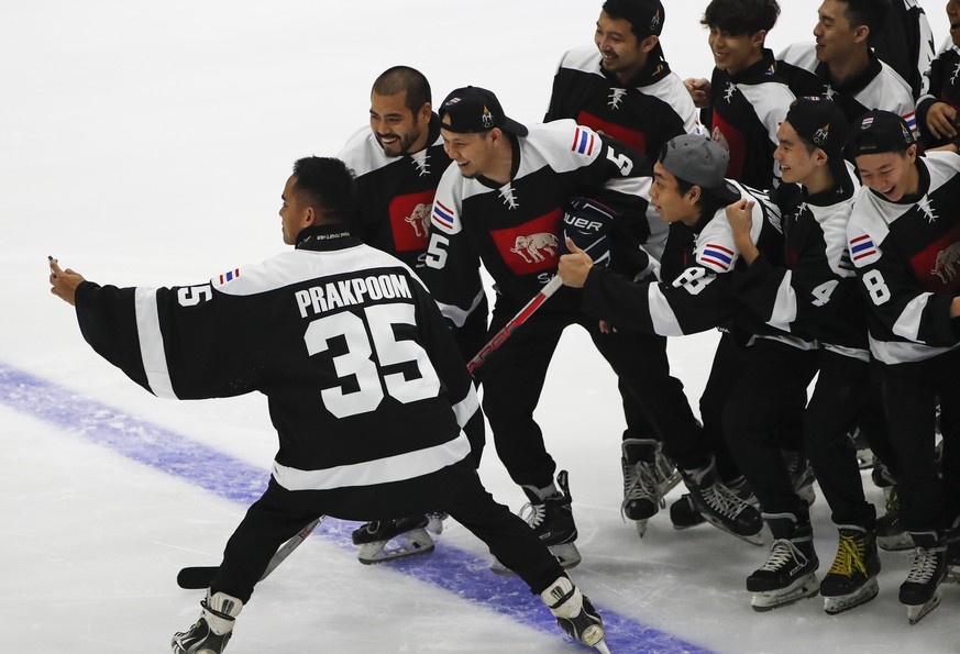 epa06152814 Thailand team take a selfie during the SEA Games 2017 Ice Hockey events in Kuala Lumpur, Malaysia, 20 August 2017. EPA/FAZRY ISMAIL