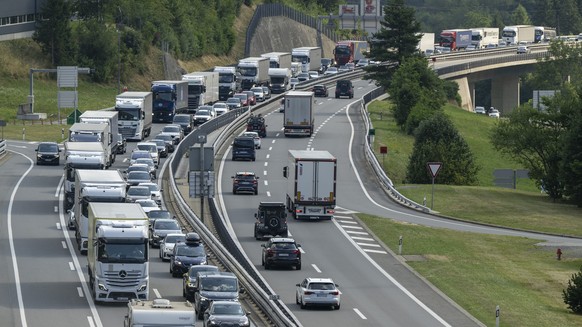 KEYPIX - Der Sommerferien Reiseverkehr auf der Autobahn A-2 vor dem Gotthardtunnel zwischen Goeschenen und Amsteg in Richtung sueden staut sich bei Wassen auf mehrere Kilometer laenge, am Samstag, 11. ...